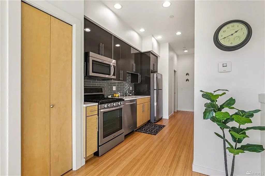 3 bed, 1.5 bath, 1100 sqft, $3,495 — Photo 3