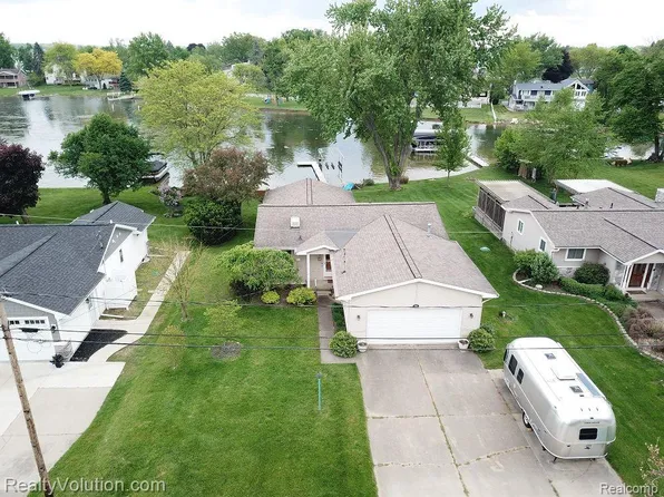 141 Claremont Cir, Brooklyn, MI 49230