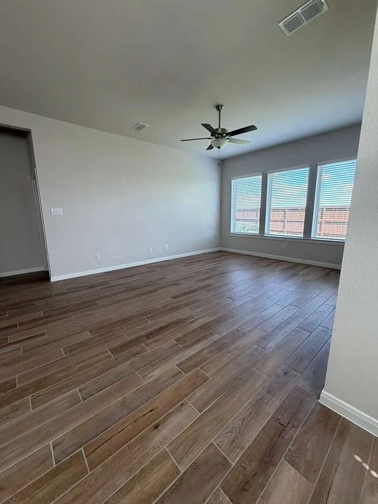 4 bed, 2319 sqft, $2,700 — Photo 2