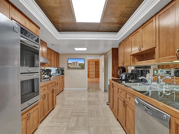 4th image of 1800 NE 114th St APT 1705