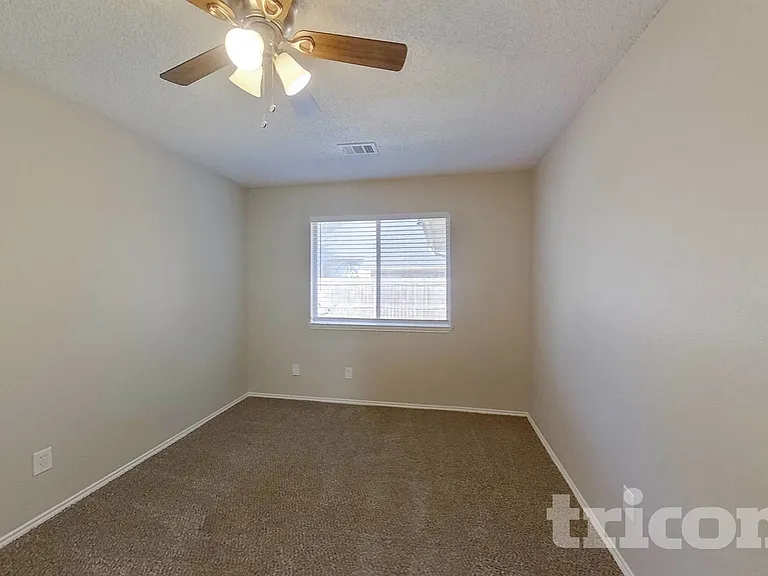 805 Clover Hill Ln — Photo 12