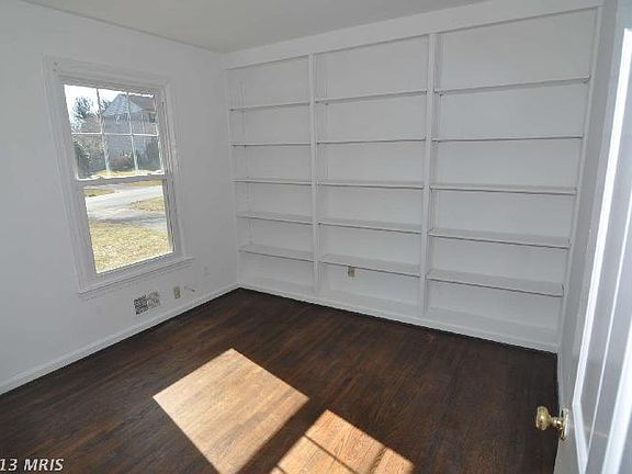 3rd image of 4705 Hornbeam Dr