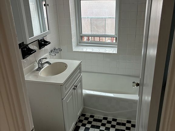 3rd image of 3115 21st Ave APT 4G