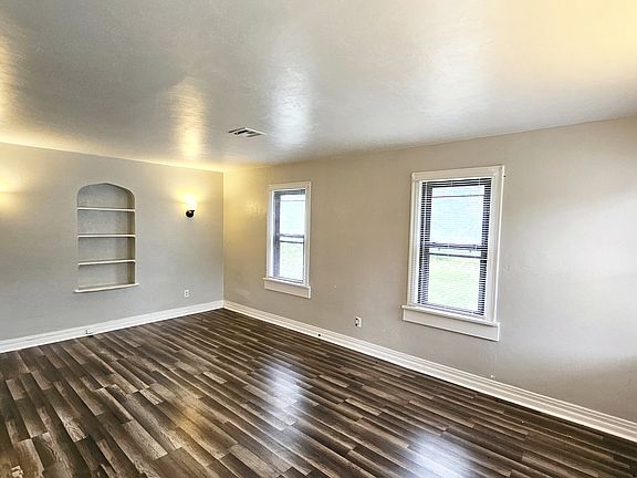 3rd image of 2112 NE 20th St
