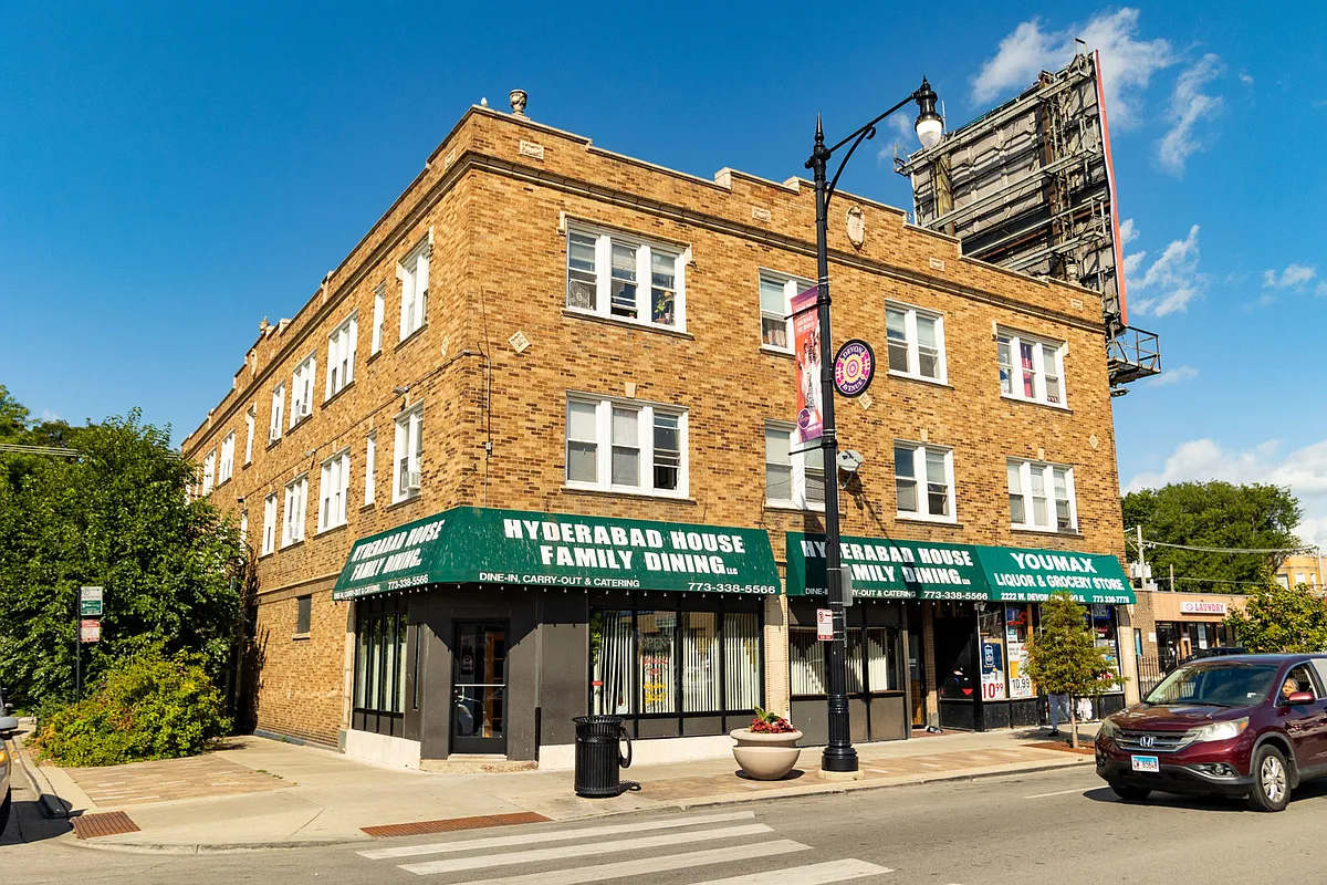 Building Photo - 6403 N Bell Ave #206