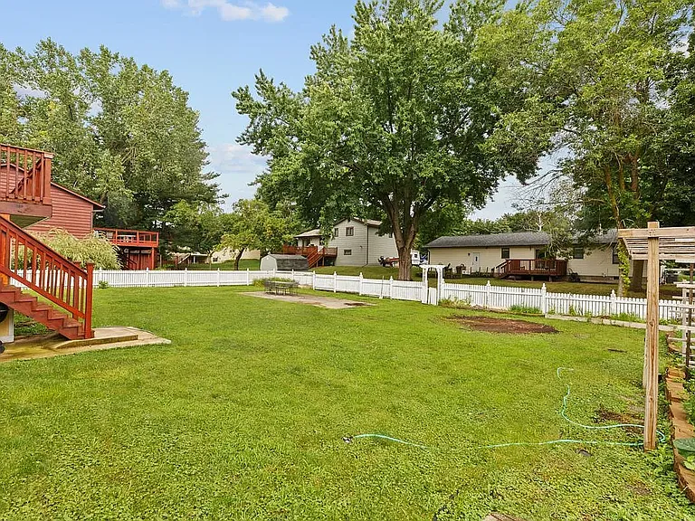751 Lathrop Dr — Photo 3