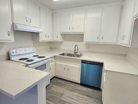 4th image of 12850 Moorpark St #4