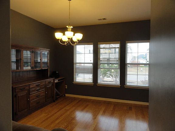 4th image of 305 Drayton Place Dr