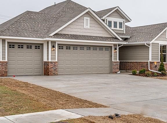 3rd image of 2704 Siena Ln