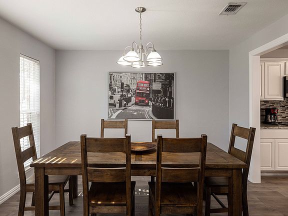 5th image of 701 Kentwood Cir