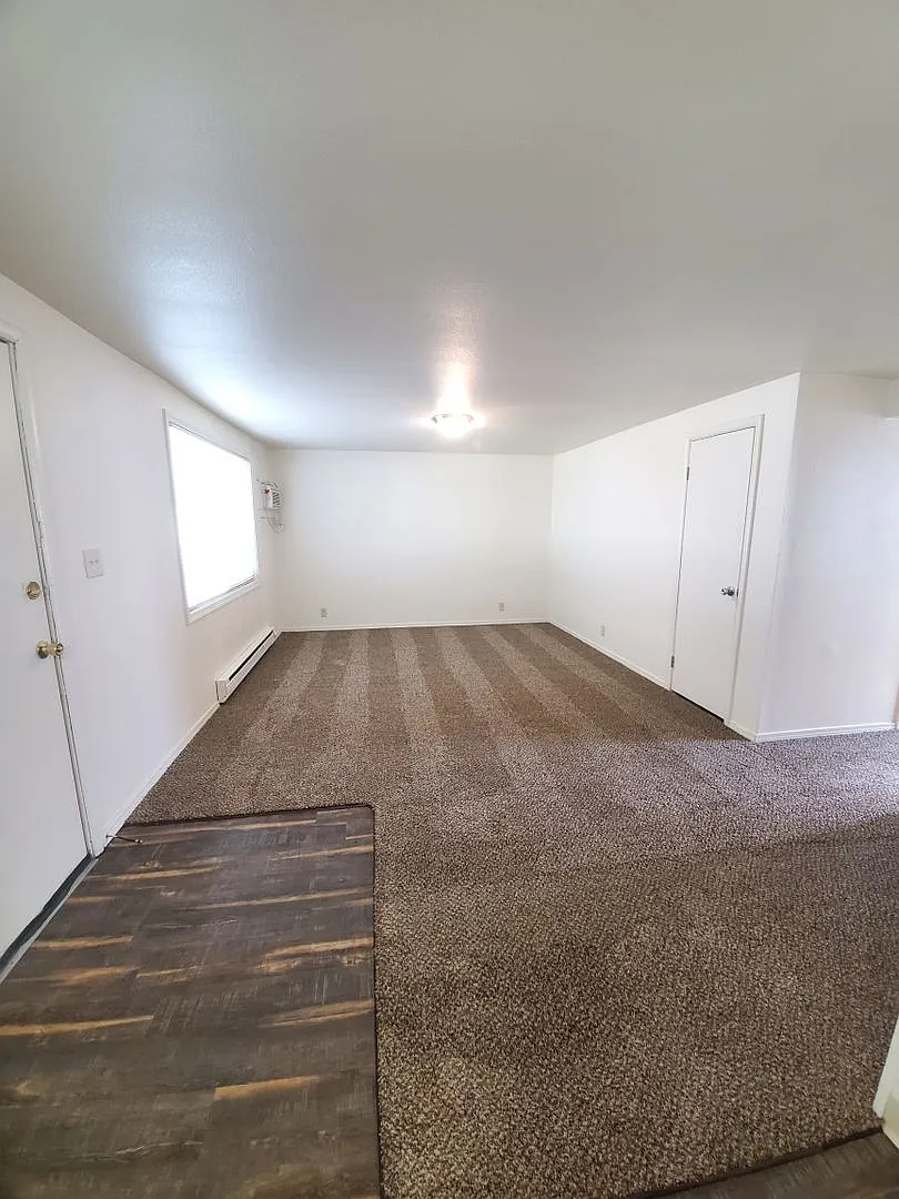 7865 Valley Rd NE — Photo 3
