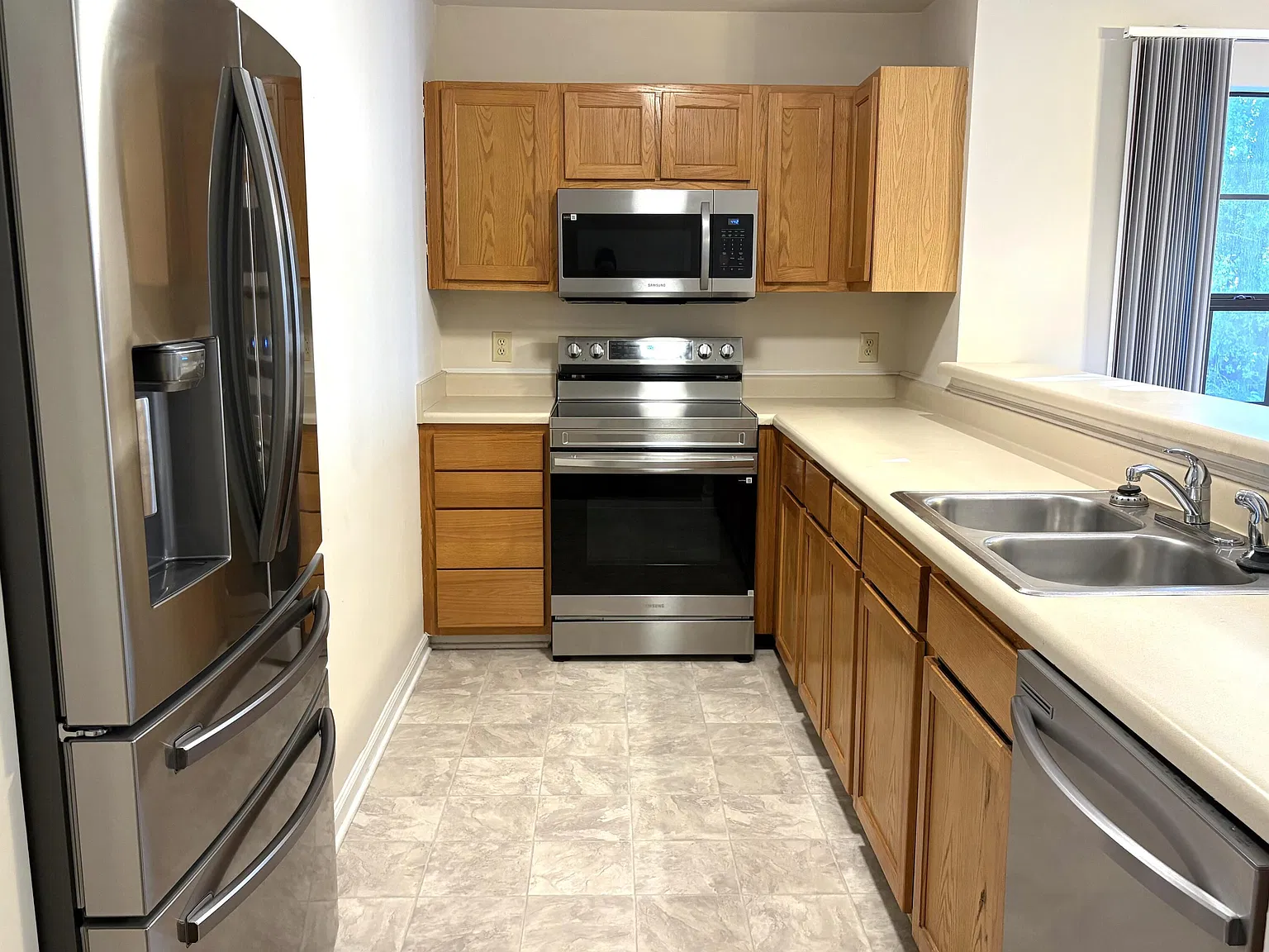 3 bed, 3.0 bath, 1424 sqft, $1,895 — Photo 4