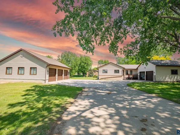 26798 Country Acre Dr, Sioux Falls, SD 57106