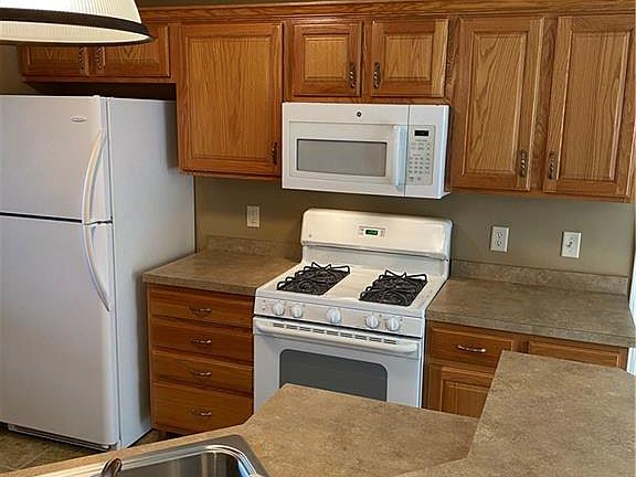 3rd image of 1085 Yorkshire Dr