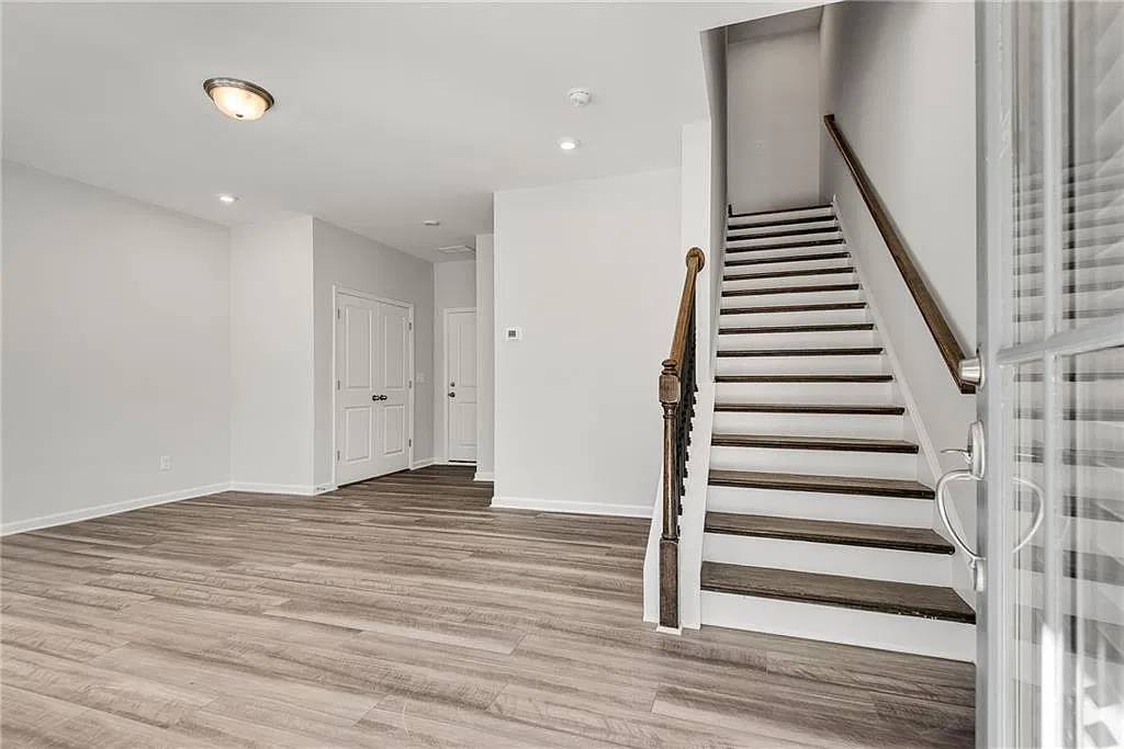 3 bed, 2.5 bath, 2113 sqft, $2,500 — Photo 2