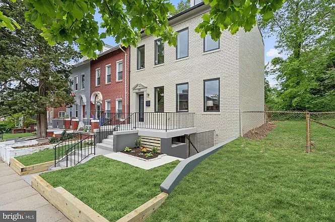 109 Webster St NW photo 1
