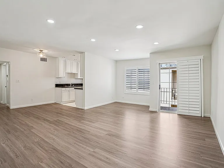 Willis Apartments — Photo 32