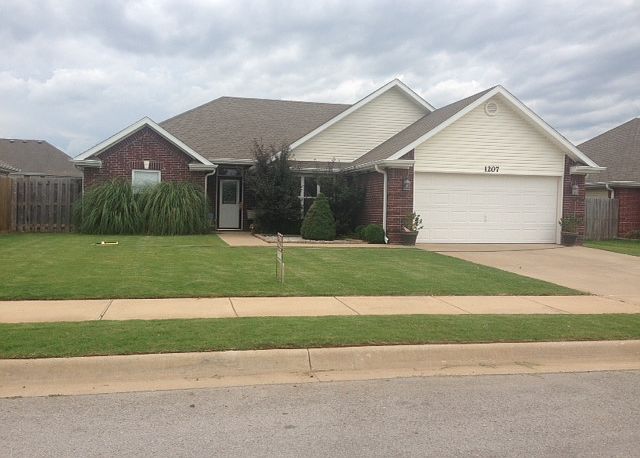 liberty　1207 1207 E Liberty, Siloam Springs, AR 72761 | Zillow