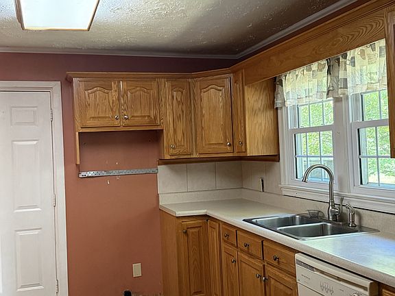 3rd image of 220 Kenneth St