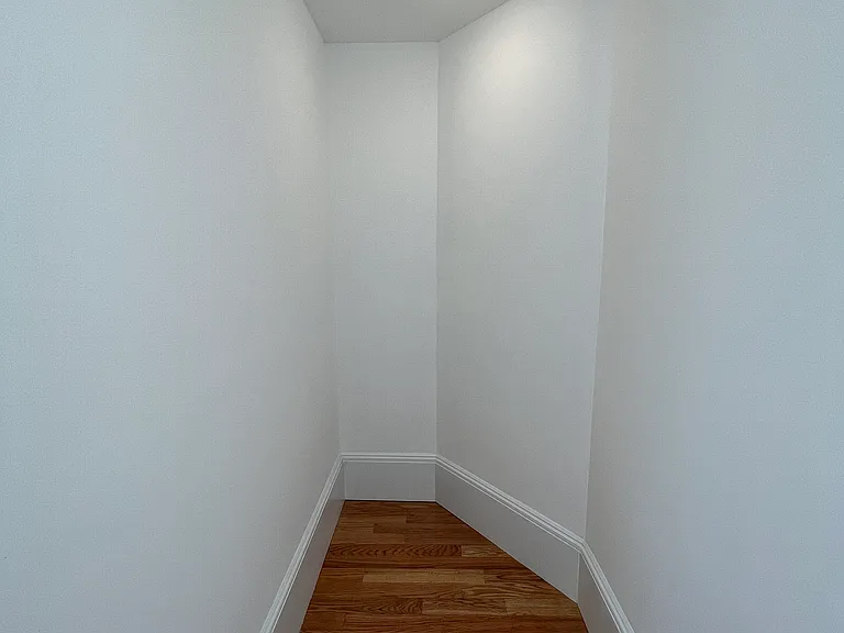 3 Mossland St #3L — Photo 7