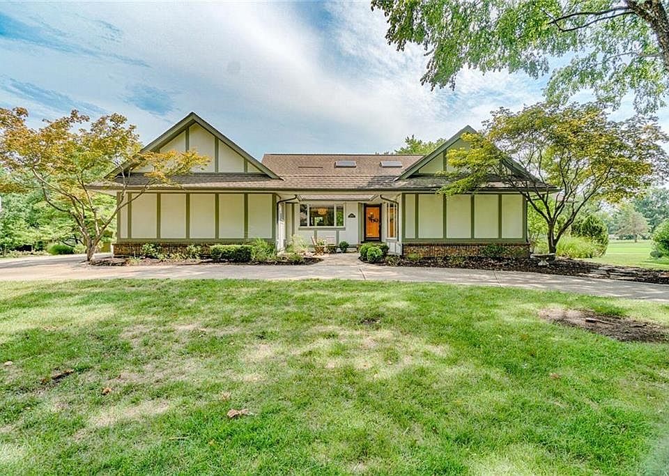 CIRCLE DRIVEWAY ON HUGE LOT ADJACENT TO 5TH HOLE OF GOLF COURSE SITS THIS CONTEMPORARY 1.5 STY/2STY HOME