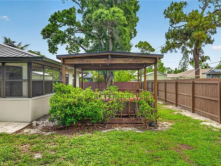 18185 Hilda Dr — Photo 22
