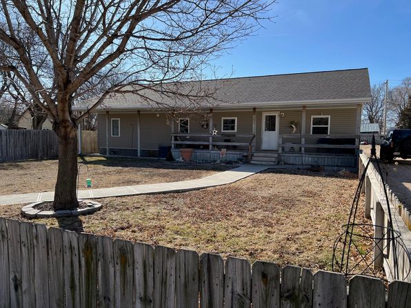 117 W 3rd Ave, Holdrege, NE 68949