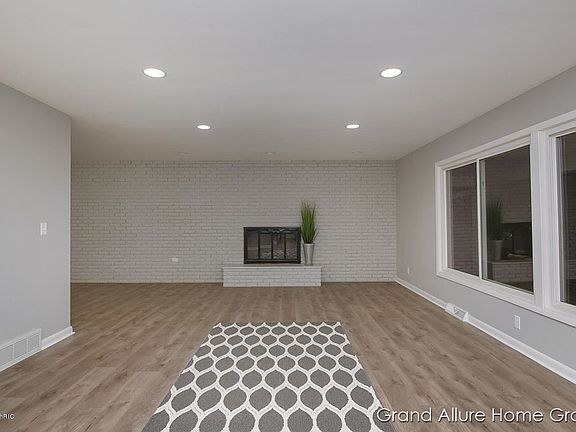 4th image of 1165 Lakeside Dr S