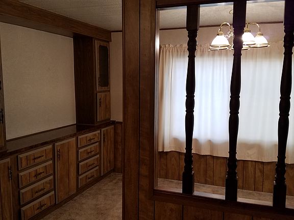 4th image of 223 E 44th St