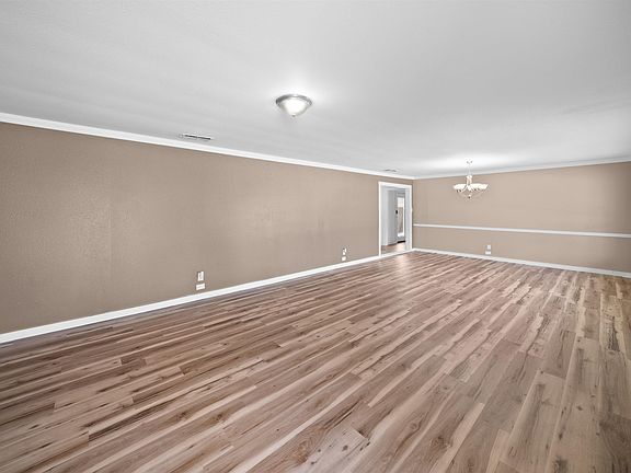 5th image of 907 Henderson St