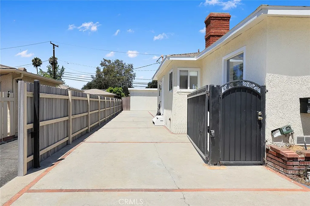 2 bed, 850 sqft, $2,950 — Photo 1