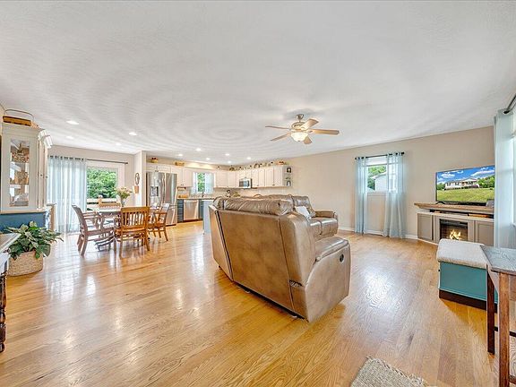 4th image of 141 Red Horse Ln