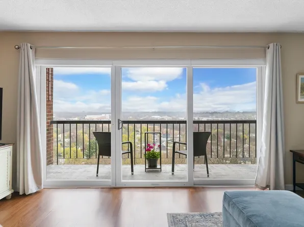 3 Summit Dr APT 67, Reading, MA 01867