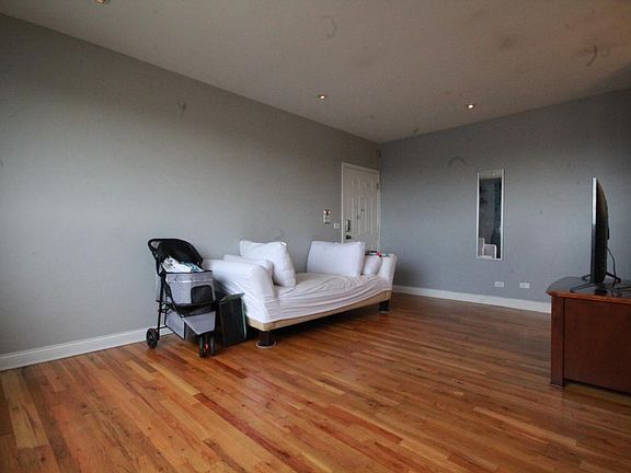 3rd image of 4976 N Milwaukee Ave APT 503