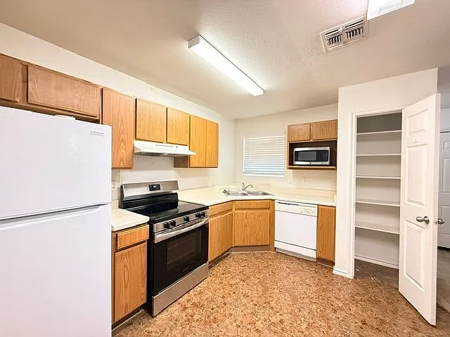 3 bed, 2.5 bath, 1240 sqft, $1,400 — Photo 3