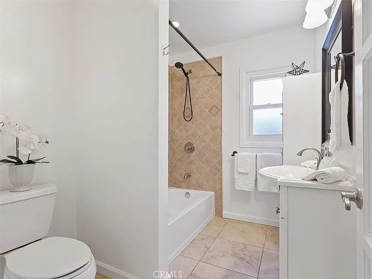 15460 Sylvan St — Photo 23