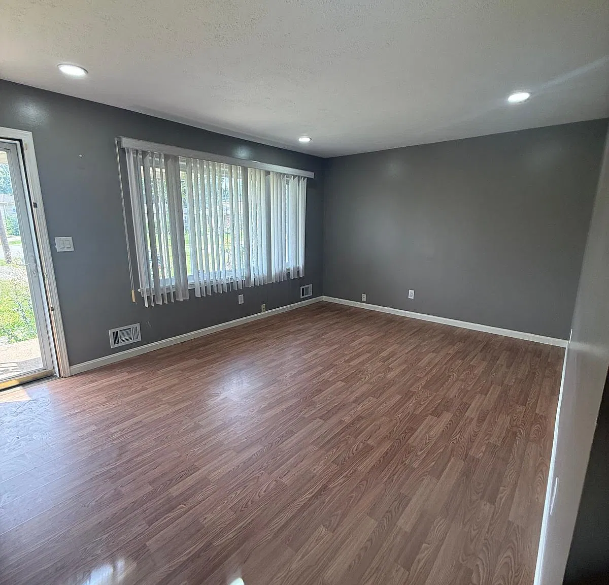 3 bed, 1.0 bath, 1050 sqft, $1,850 — Photo 3