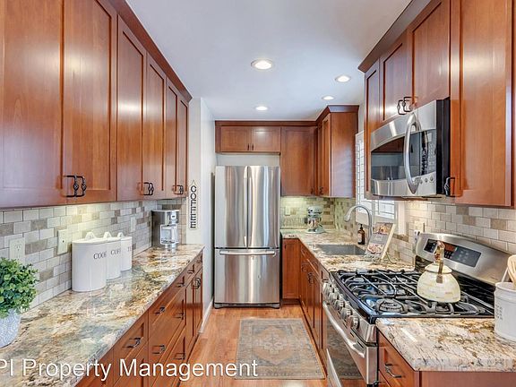 4th image of 2261 Glen Way