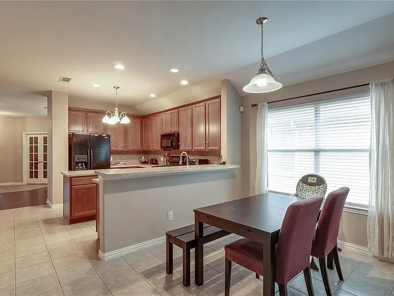 708 Creekside Dr — Photo 8