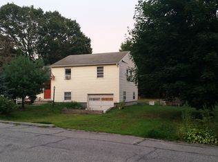 4 Meadow Wood Dr, North Stonington, CT 06359