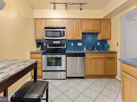 3rd image of 33 Bernadotte Ct