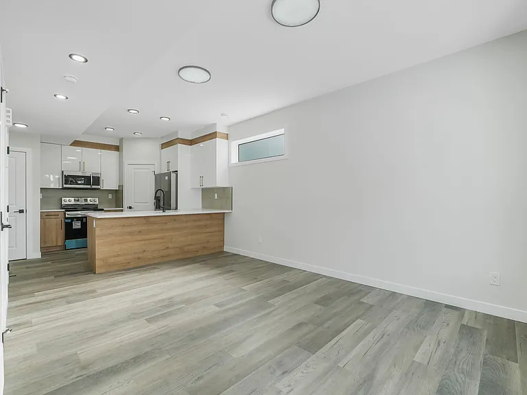 12021 95a St NW — Photo 16