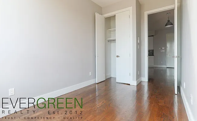 Rented by Evergreen Apartments BK | media 12