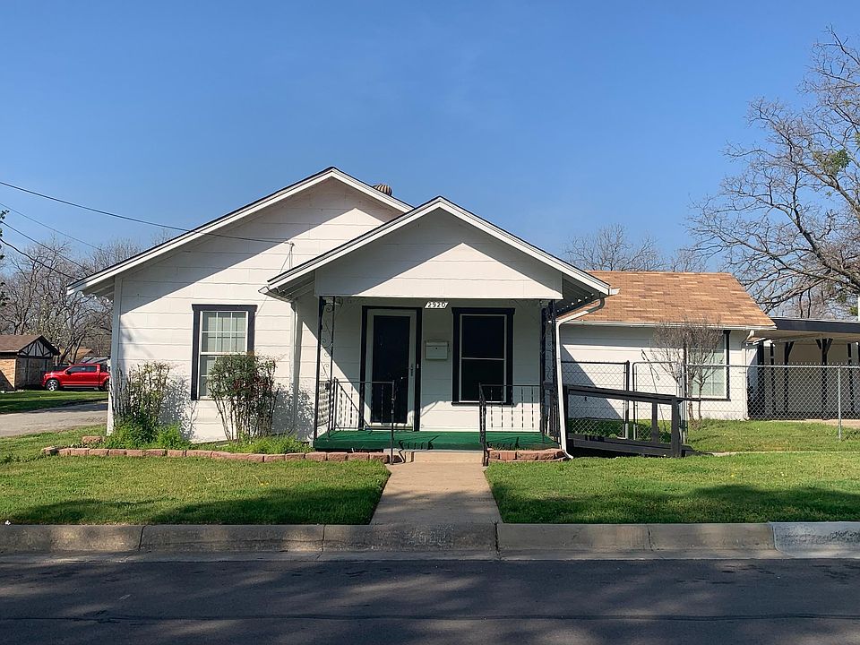 Front Entry with Steps and Ramp