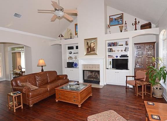 5th image of 142 Pecos St