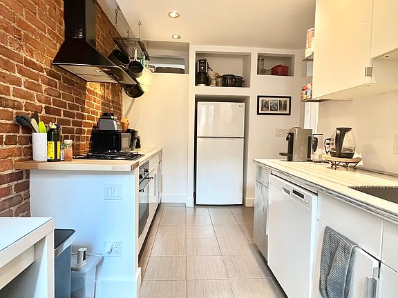 3rd image of 5 Braemore Rd APT 17