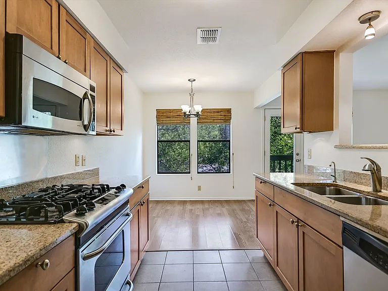 3500 Larchmont Cv #B — Photo 8