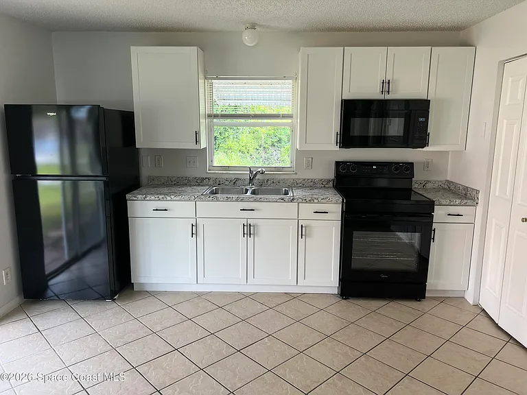 1625 Santos St SE #A — Photo 3