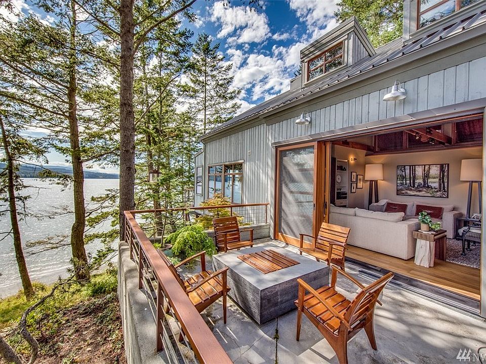 Welcome to 85 Aldrich Road in the heart of the spectacular Olympic Peninsula. Set on the banks of Discovery Bay, yet only a few minutes from downtown Port Townsend.