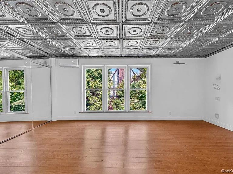 1155 Webster Ave — Photo 19